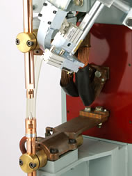 Nut Feeder Dedicated to Hat-type Nuts